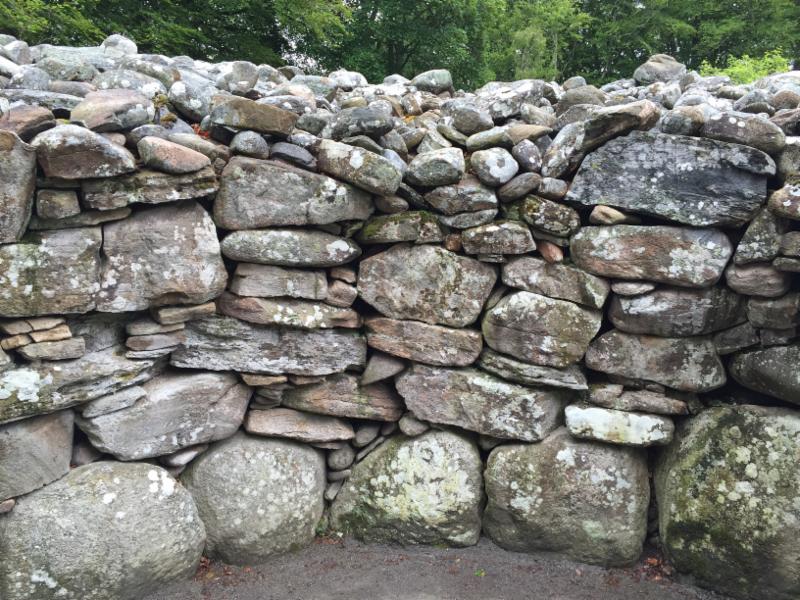 clava-cairns-close