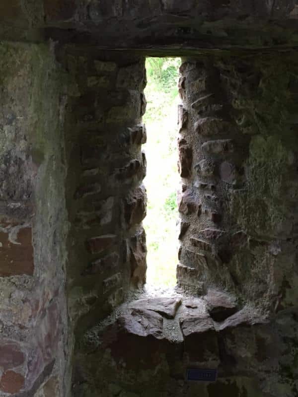 uruquart-castle-slit-window