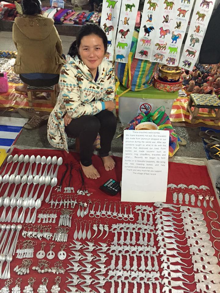 bracelet-seller