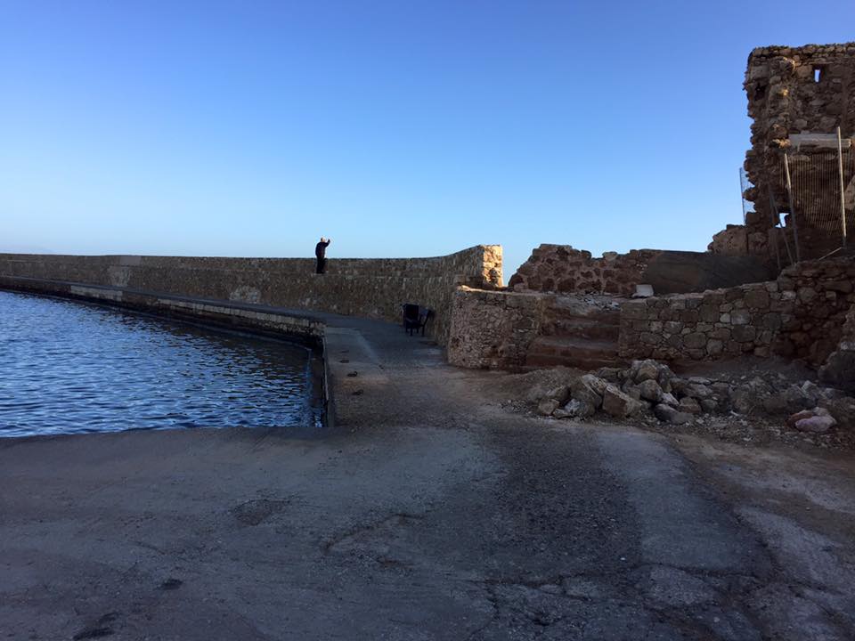 laura-davis-greece-chania-walk-to-lighthouse