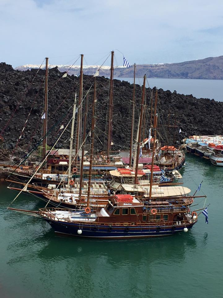 laura-davis-greece-santorini-ships-arriving