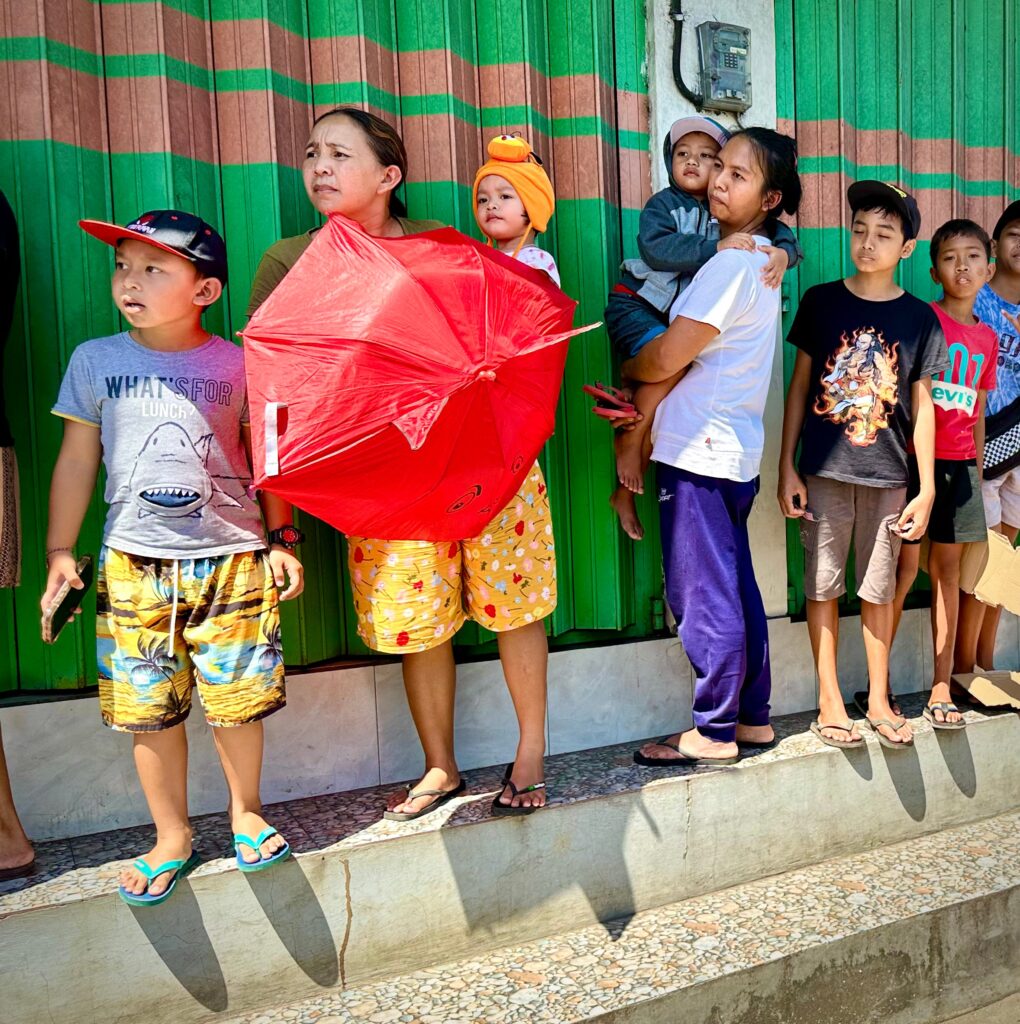 People waiting for the cremation procession