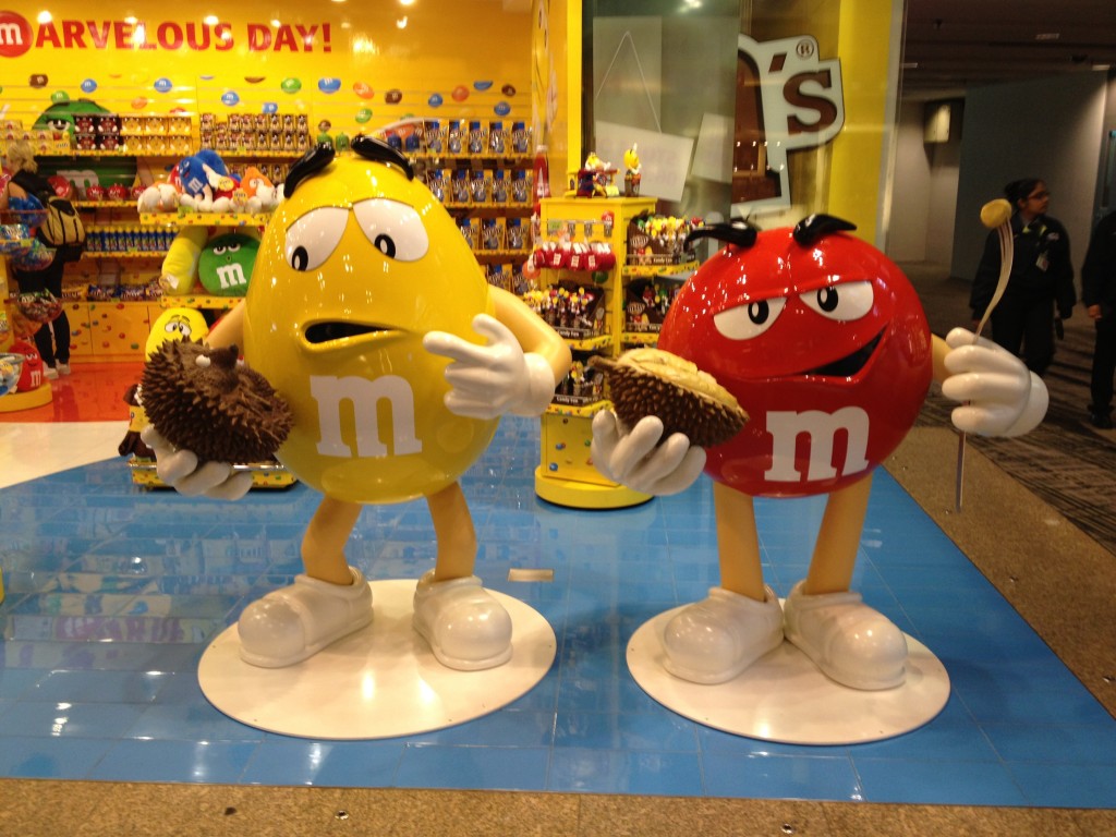 Chagi Airport, Shanghai - M&M statues